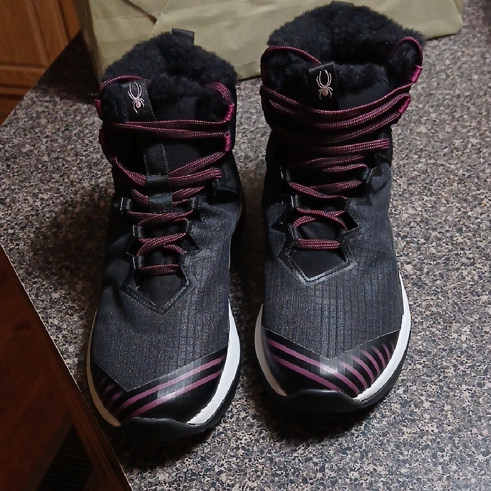 Woman's Spider Summit Fur Lined Boots  8 1/2